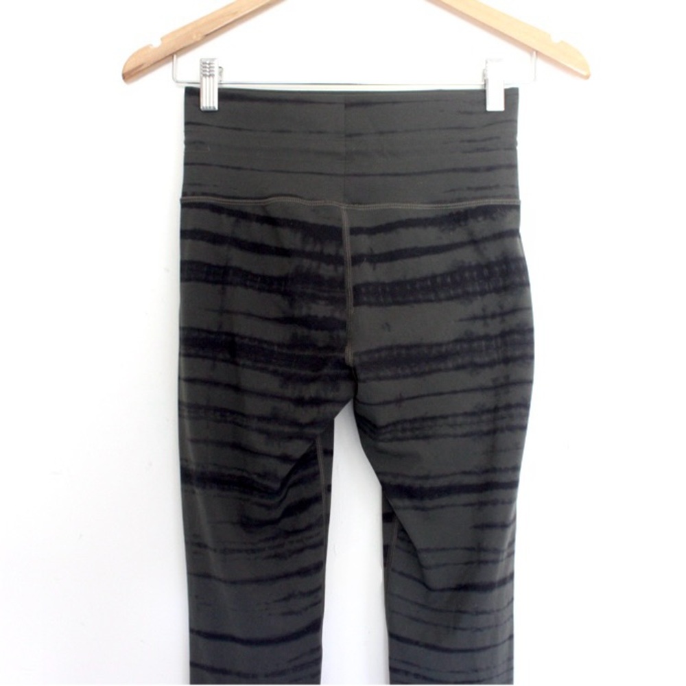 Vuori Daily Leggings Dark Oregano Shibori Stripe - Picture 4 of 8